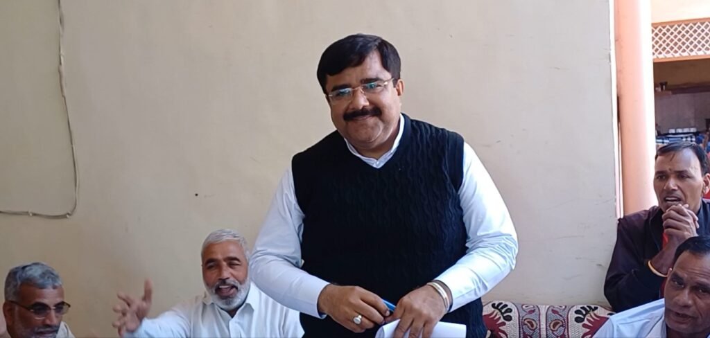 Lok Sabha Elections 2024 : हिसार में BJP leader ने अलापे कल्याणकारी योजनाओं के राग, आयुष्मान कार्ड को लेकर ग्रामीण ने पूर्व मेयर को घेरा 5 पूर्व मेयर 2
