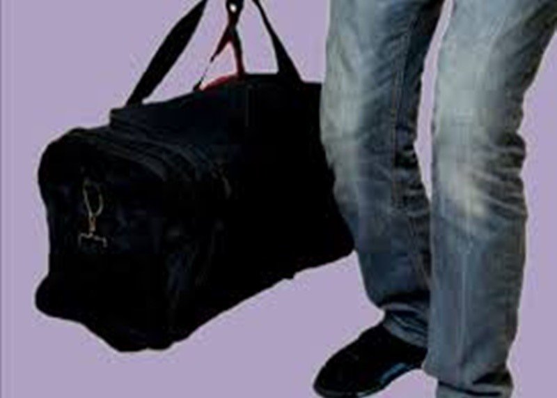 Ambala-Delhi रूट पर ट्रेनों में यात्रियों के Bag चोरी का सिलसिला जारी, युवती और महिला का बैग चोरी, Cash से लेकर Mobile तक सब ले गए चोर 5 बैग चोरी 1