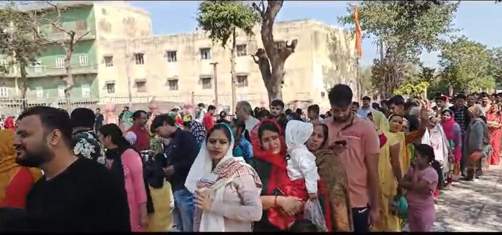 Sonipat : शिवलिंग के रूप में स्वयं प्रकट हुए भगवान शिव, Shivratri पर हर-हर महादेव की गूंज के साथ मंदिरों में लगा श्रद्धालुओं का तांता 2 मंदिर