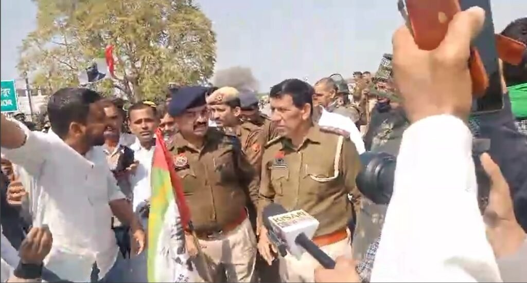Kisan Andolan 2 : Hisar में दिल्ली कूच को लेकर किसान और पुलिस हुए आमने-सामने, कई किसान नेताओं को हिरासत में लिया, मांगों को लेकर पैदल निकले थे किसान 4 रोका