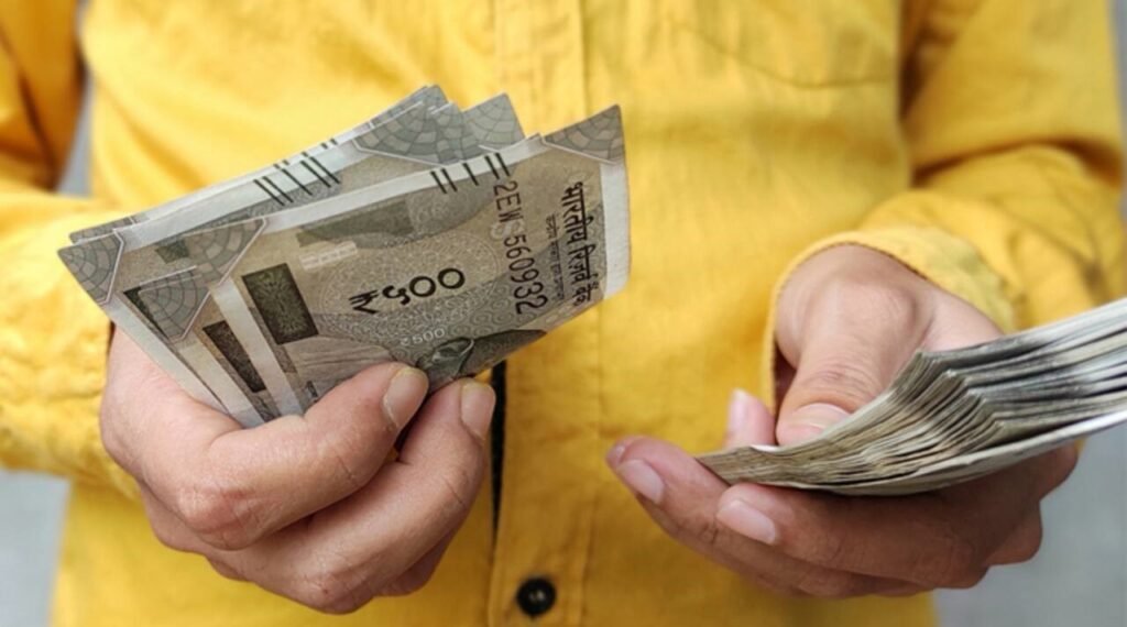 Lok Sabha Elections से पहले केंद्रीय कर्मचारियों को भी सरकार का तोहफा, महंगाई भत्ते में 4 प्रतिशत की बढ़ोतरी, Basic Salary के हिसाब से होगी वेतन में बढ़ोतरी 6 वेतन