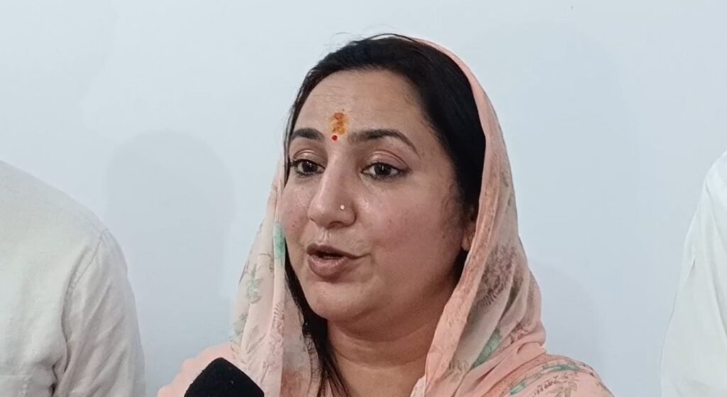 Haryana Politics : देवीलाल के नाम पर कुछ लोग कर रहे ठगी-ठोरी का काम, INLD leader Sunaina Chautala बोलीं सांकेतिक तौर पर मिला हिसार सीट से चुनाव लड़ने का इशारा 2 सुनेना 1