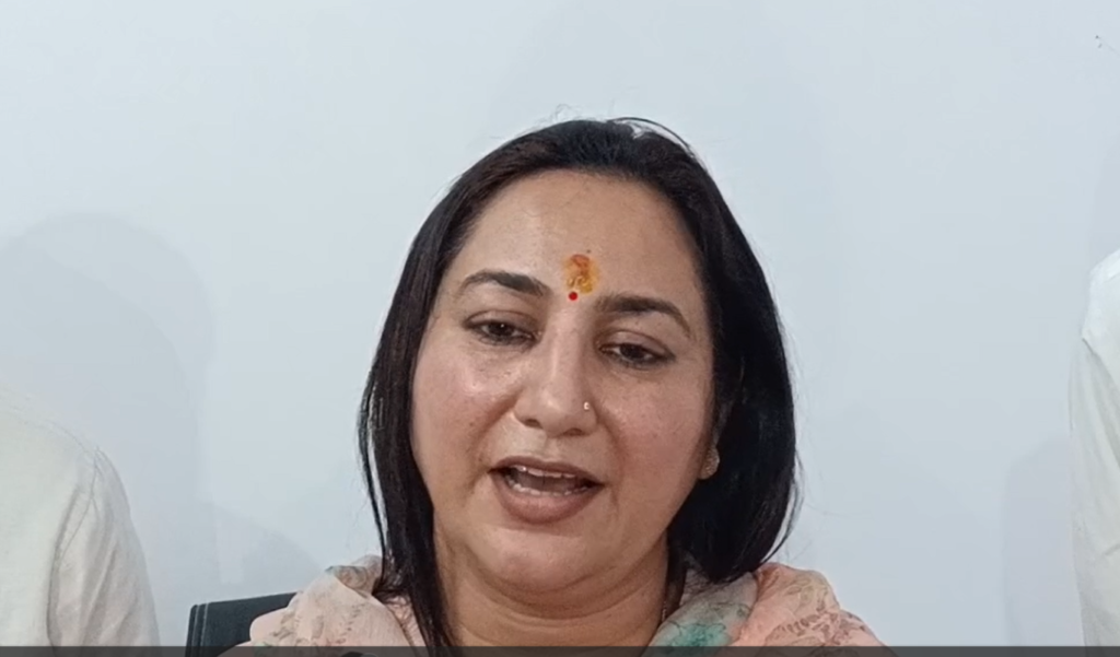 Haryana Politics : देवीलाल के नाम पर कुछ लोग कर रहे ठगी-ठोरी का काम, INLD leader Sunaina Chautala बोलीं सांकेतिक तौर पर मिला हिसार सीट से चुनाव लड़ने का इशारा 4 सुनेना 3