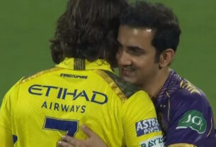 Gambhir and Dhoni hugged after the match