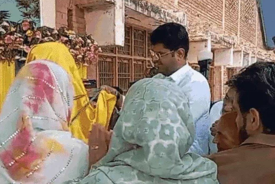 Haryana पूर्व विधानसभा स्पीकर Satbir Kadian की पुण्यतिथि पर श्रद्धांजलि अर्पित करने पहुंचे Ex Deputy CM, सवालों पर खुलकर आए सामने 4 Ex Deputy CM Dushyant Chautala - 3