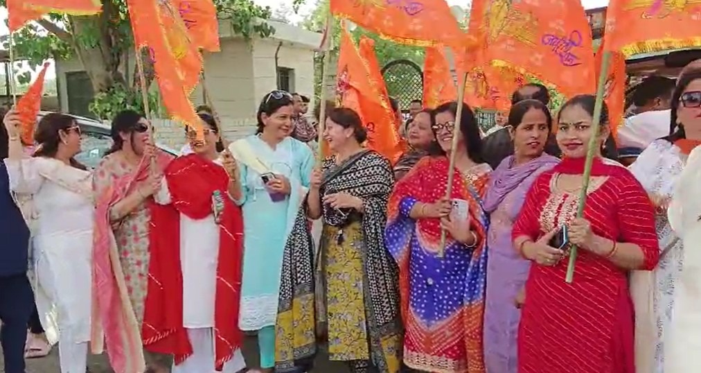 car rally of women who set out to promote Hanuman Janmotsav