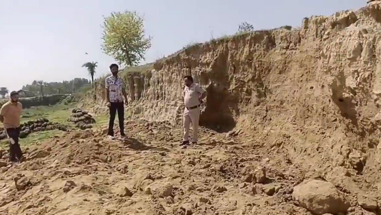 Accident while digging soil, 2 women died