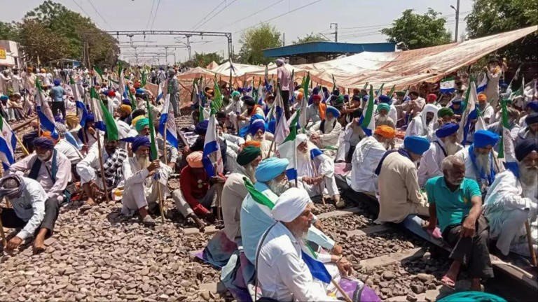 Kisan Andolan 2 : हरियाणा-पंजाब के Shambhu Station से किसानों का ऐलान, अब लाखों की जुटेगी भीड़, आज भी 63 ट्रेनें रद्द 2 किसान 26