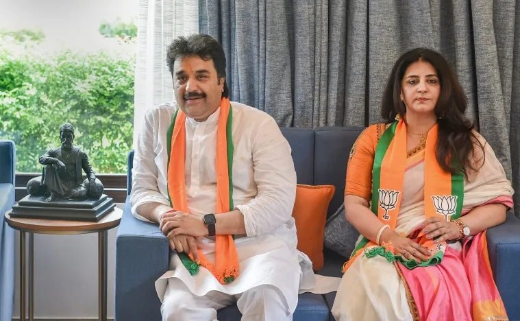 Haryana Politics : हरियाणा सरकार को आई कुलदीप बिश्नोई की याद, CM Naib Saini रूठे पिता-पुत्र को मनाने पहुंचे 2 कुलदीप 0 1