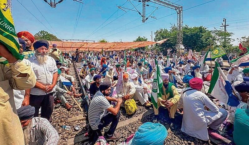 LIVE: Shambhu-Khanauri बॉर्डर पर ट्रैक्टर मार्च आज, डल्लेवाल को साइलेंट हार्ट अटैक का खतरा, पंधेर के लेटर पर उठे सवाल