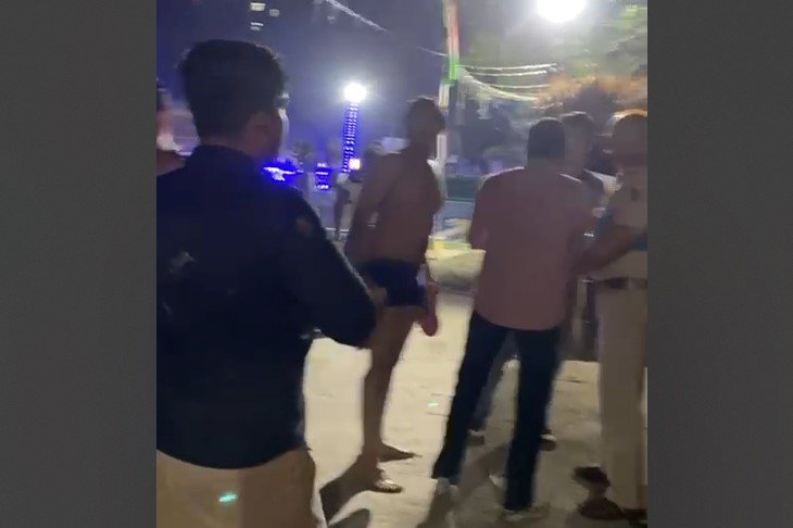 Faridabad में पुलिस कर्मियों की जूतों से पिटाई, सोशल मीडिया पर Video Viral, युवकों पर शराब के नशे में स्वीमिंग और डीजे बजाने का आरोप 2 पुलिस पिटाई 1