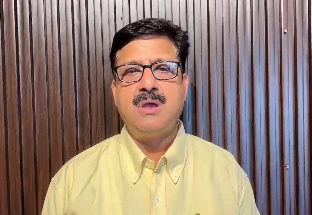 Faridabad में पुलिस कर्मियों की जूतों से पिटाई, सोशल मीडिया पर Video Viral, युवकों पर शराब के नशे में स्वीमिंग और डीजे बजाने का आरोप 4 पुलिस पिटाई 2