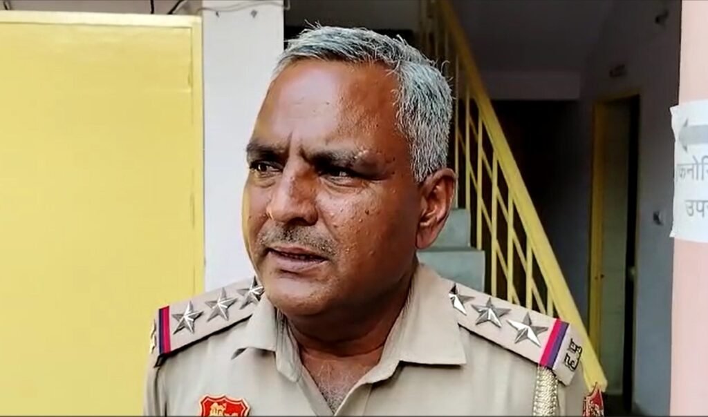 Yamunanagar में 13 अप्रैल को आनी थी युवती की बारात, गांव का ही युवक लेकर हुआ फरार, लाठी-डंडे लेकर थाने पहुंचे परिजन और रिश्तेदार 2 यमुनानगर 1