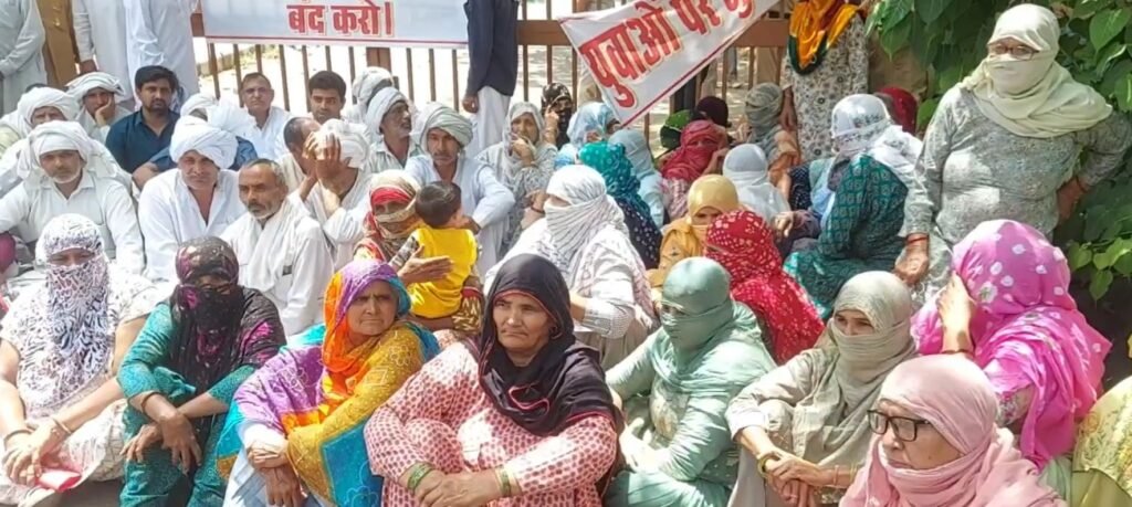 Rohtak में सरकार के खिलाफ उतरे Gangster Himanshu Bhau के गांव के ग्रामीण, चुनाव का बहिष्कार करने का किया ऐलान 2 रोहतक