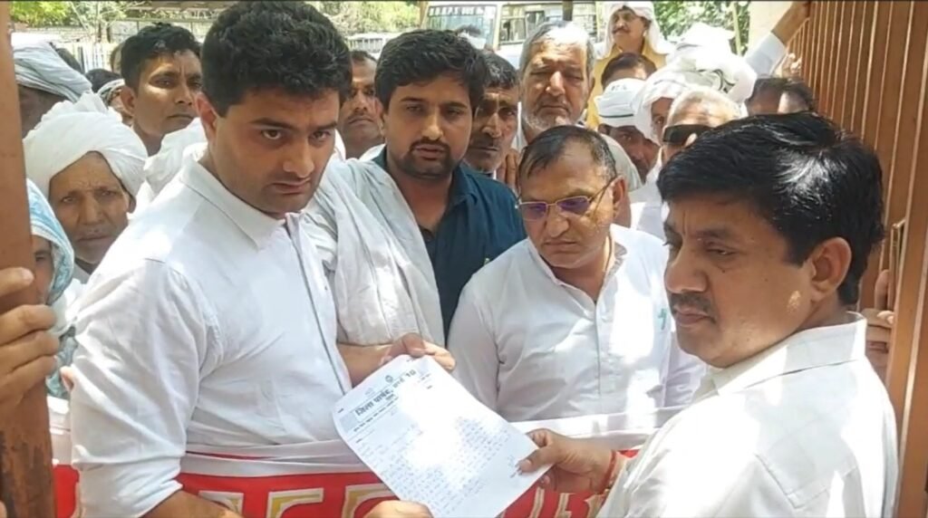 Rohtak में सरकार के खिलाफ उतरे Gangster Himanshu Bhau के गांव के ग्रामीण, चुनाव का बहिष्कार करने का किया ऐलान 5 रोहतक 2