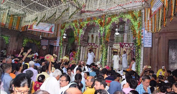 Akshaya Tritiya 2024 : साल में सिर्फ एक बार होते हैं बाके बिहारी के चरण दर्शन, 100 किलो चंदन से होगी सेवा, जानिए कहां से मंगवाया चंदन 3 बाके बिहारी मंदिर