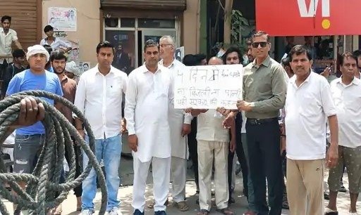 Rohtak में लोगों ने Sunaria Road पर लगाया जाम, प्रशासन ने 2 घंटे बाद आश्वासन पर खुलवाया 2 people blocked Sunaria Road - 2