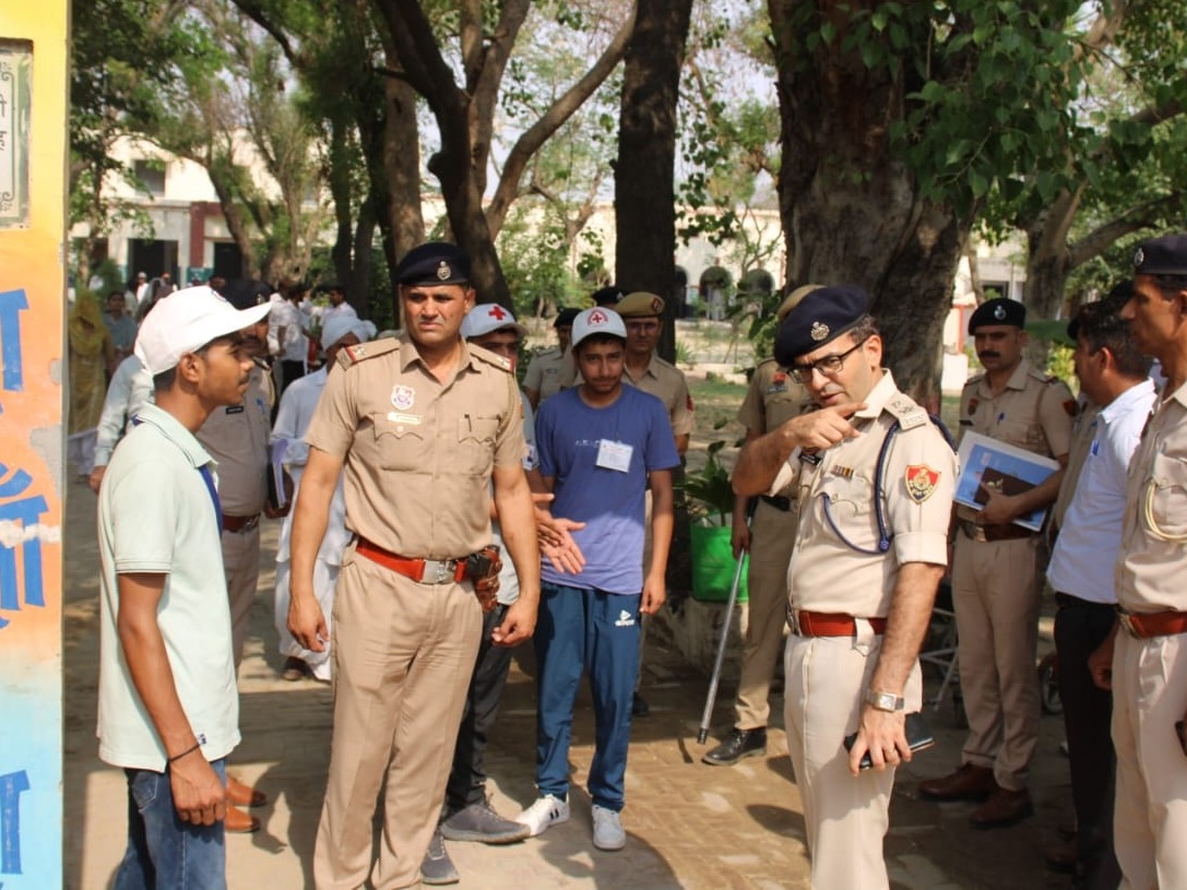 Policeman asked for phone number from girl