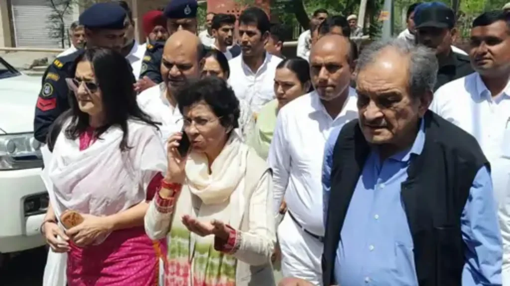 Congress : Kumari Shailja के नामांकन में Hooda supporter नदारद, जानियें अकेले में क्या खुसफुसाए Virendra Singh-Kiran Choudhary 2 Kumari Shailja's nomination - 2