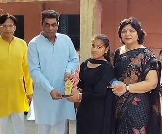 Lakhdata Seva Samiti ने गवर्नमेंट गर्ल्स स्कूल के 60 बच्चों को Trophy-Medal देकर किया सम्मानित 4 Lakhdata Seva Samiti honored 60 children - 3
