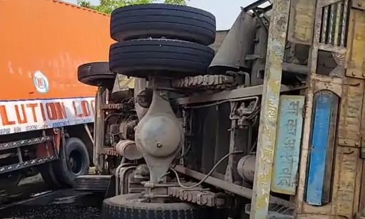 Truck filled with cylinders overturned -2