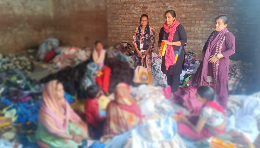 Humana People to People India संस्था ने मनाया विश्व माहवारी दिवस, Factory में चलाया जागरूकता अभियान 2 World Menstruation Day - 2
