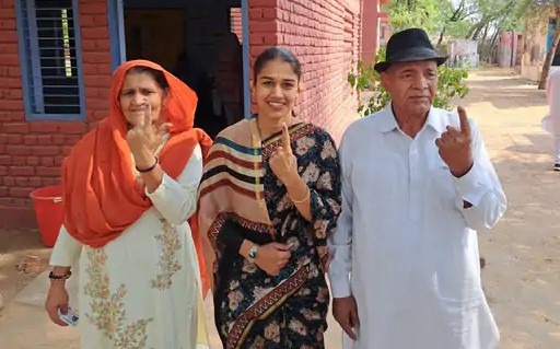 Dangal Girl reached Charkhi Dadri to vote