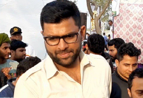 Haryana Politics : जजपा नेता Digvijay Chautala का ग्रामीणों ने किया घेराव, ग्रामीण बोलें बाद में बजा लेना स्पीकर, BJP-JJP गोबैक के लगाए नारे 2 दिग्विजय चौटाला 2
