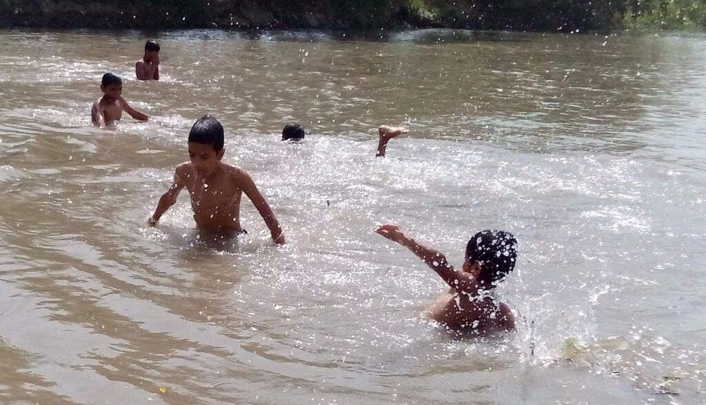 Haryana News : गर्मी से निजात पाने के लिए मौत की छलांग, जान जोखिम में डाल रहे युवा और बच्चे, सरेआम प्रशासन के आदेशों की धज्जियां 4 नहर 2
