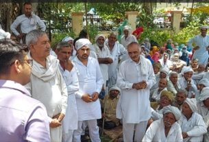 Villagers of village Nidana reached Rohtak Mini Secretariat