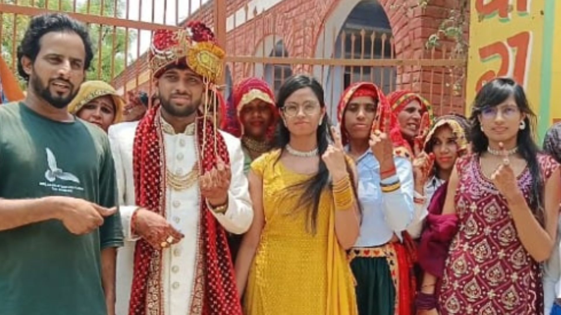 After casting the vote, the groom took out a wedding procession.