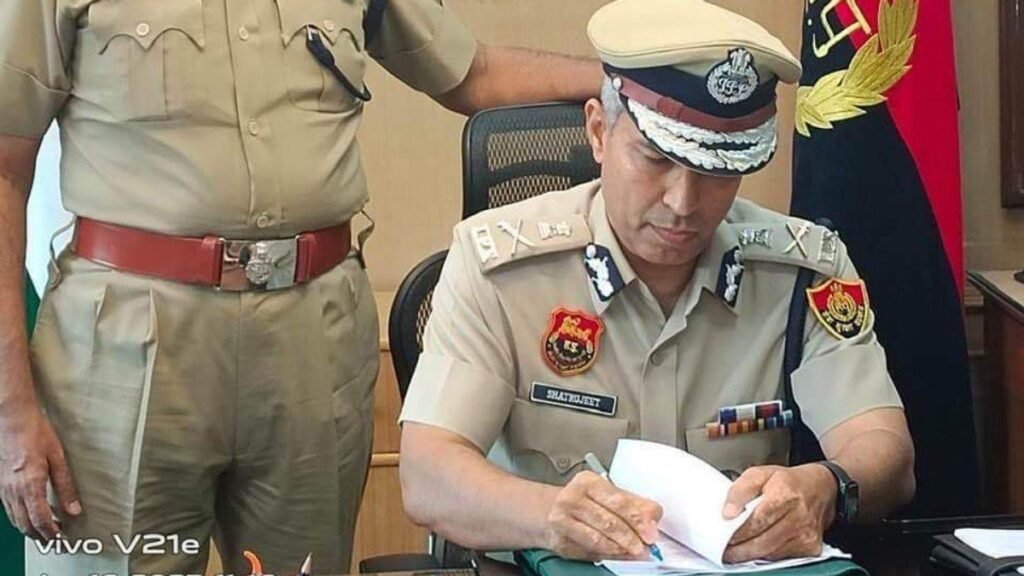 Haryana में DGP ने ठोका राज्यमंत्री के भांजे को जुर्माना, Transfer के बाद भी नहीं छोड़ा Flat का कब्जा 2 DGP fined the nephew of the state minister - 2