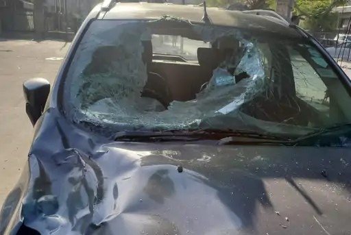 Panipat में बेसहारा गौवंश का आतंक, परिवार पर सांड ने किया Attack, Car पूरी तरह क्षतिग्रस्त 2 bull attacks family - 2