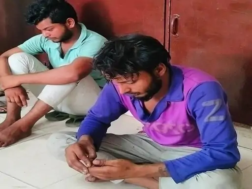 Karnal में नौकर की गर्दन पर चाकू रख दुकानदार की काटी उंगली, जानें किस बात को लेकर हुआ विवाद 2 shopkeeper's finger was cut - 2