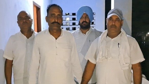 Block committee chairman caught taking bribe