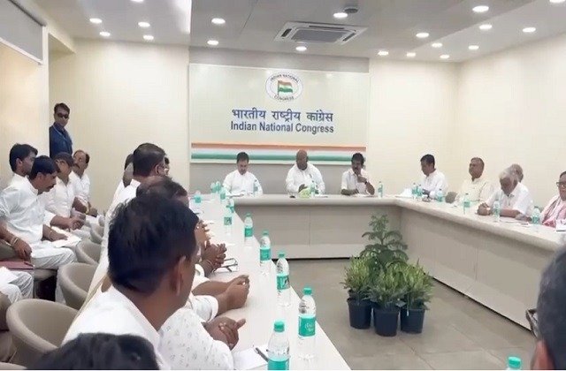 Congress आलाकमान ने Haryana नेताओं को बैठक में दी नसीहत, पार्टी गुटबाजी समाप्त कर विधानसभा चुनाव पर करें Focus 4 Congress high command advised Haryana leader - 3