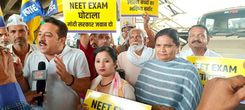 AAP protested against NEET paper - 2