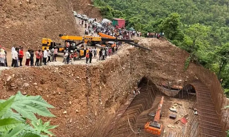Tempo traveler falls into a ditch on Rishikesh-Badrinath -3
