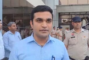 जिला निर्वाचन अधिकारी विक्रम यादव