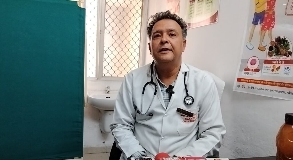 Bhiwani : सिविल सर्जन ने स्वयं खून की जांच करवाकर किया Anemia Free अभियान का शुभारंभ 4 anemia free campaign -3