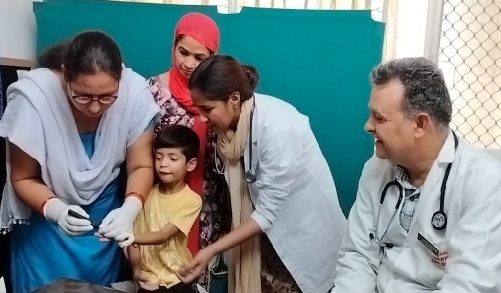 Bhiwani : सिविल सर्जन ने स्वयं खून की जांच करवाकर किया Anemia Free अभियान का शुभारंभ 2 anemia free campaign -2