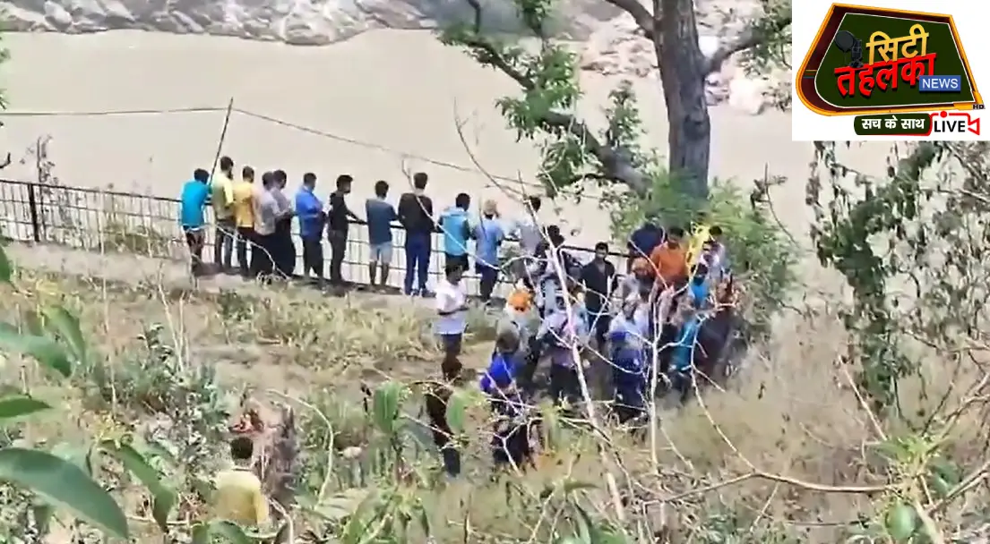 Tempo traveler falls into a ditch on Rishikesh-Badrinath