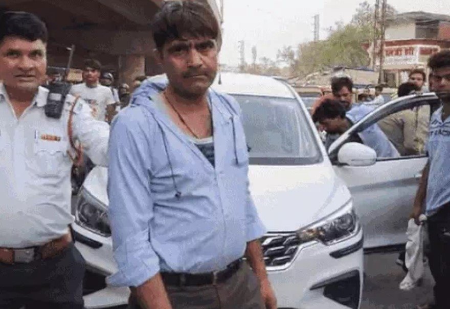 Faridabad में नशे में धुत ड्राइवर ने कार से ट्रैफिक पुलिसकर्मी को घसीटा, वीडियो वायरल 2 drunk driver dragged a traffic policeman - 2
