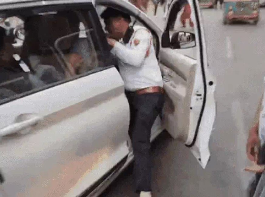 Faridabad में नशे में धुत ड्राइवर ने कार से ट्रैफिक पुलिसकर्मी को घसीटा, वीडियो वायरल 4 drunk driver dragged a traffic policeman - 3