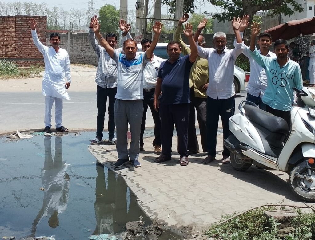 Chulkana Dham फ्लाईओवर के पास सड़कों पर बहता नालों का गंदा पानी लोगों के लिए बना सिरदर्द 2 Dirty water from drains flowing on the roads - 2