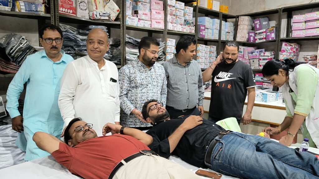 Panipat के महावीर बाजार प्रधान के Birthday की खुशी में लगाया शिविर, 82 लोगों ने बढ़-चढ़कर किया रक्तदान 2 camp was organized to celebrate the birthday - 2