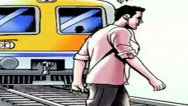 Karnal में रेलवे लाइन पार कर खेत में जा रहे किसान की Train की चपेट में आने से मौत 2 farmer crossing the railway line - 2