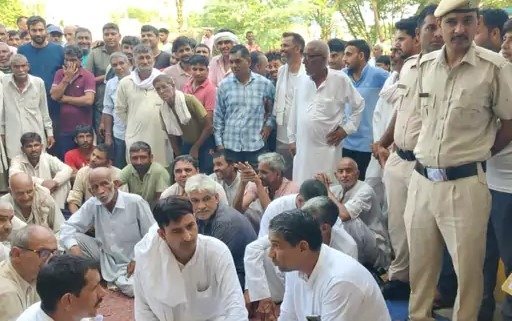 Charkhi Dadri में ग्रामीणों ने स्कूल गेट बंद कर किया हंगामा, Principal के खिलाफ विरोध 2 villagers closed the school gate and created a ruckus - 2