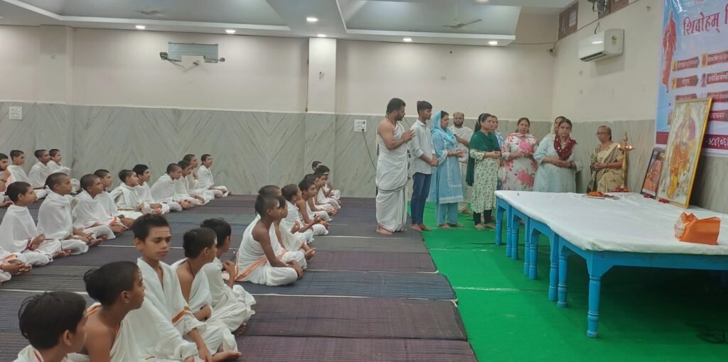 Geeta Parivar हरियाणा ने बांके बिहारी ज्ञानेश्वर मंदिर में लगाया शिवोहम् शिविर, वेद विद्यालय के बच्चों से करवाए खेलकूद 4 Shivoham camp in Banke Bihari Dnyaneshwar temple - 3