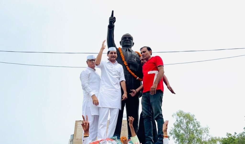 Deepender Hooda की पदयात्रा में चोर की एंट्री, नेताओं और वर्कों के चुराए पैसे, पुलिस ने पकड़ा, पूर्व विधायक ने जड़े तमाचे 2 Deepender Hooda's padyatra - 2